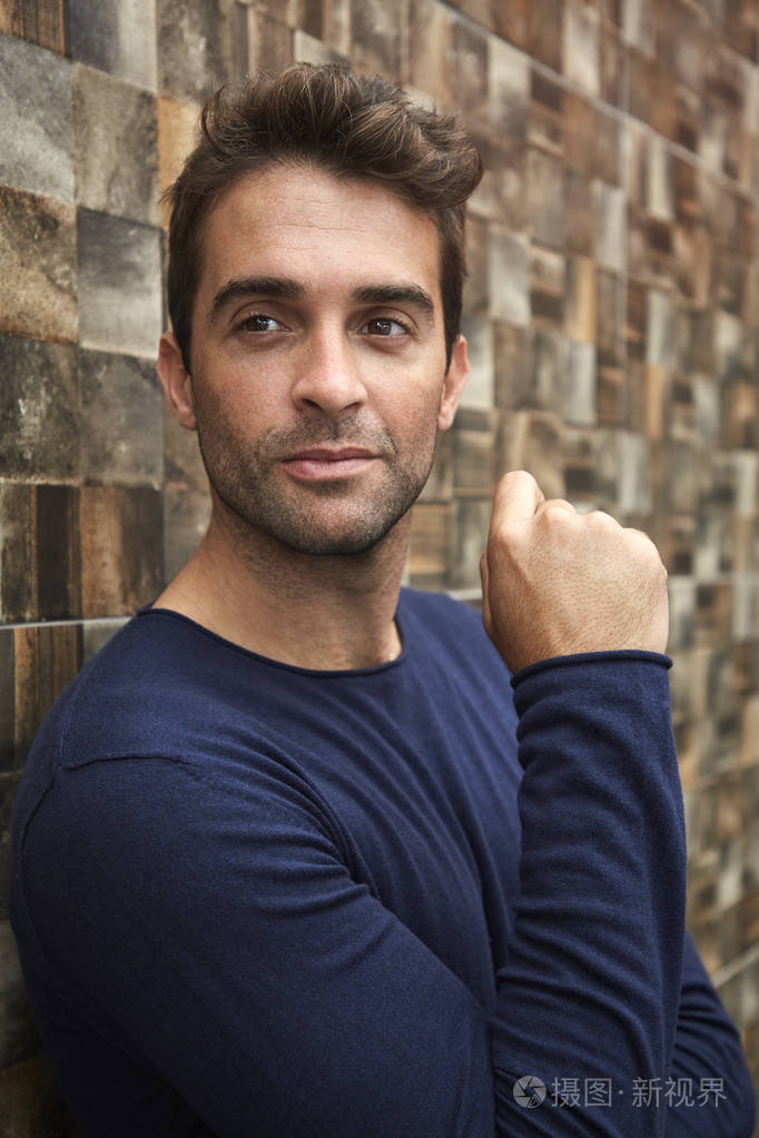 一个长着胡茬的帅哥