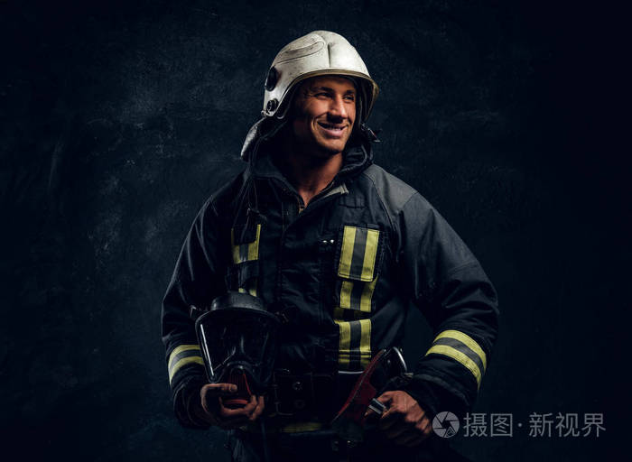 戴头盔的男子消防队员看起来是侧身的