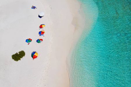 五颜六色的雨伞, 可在海滩上防晒。清澈的大海和白色的沙滩