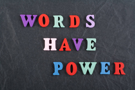 单词在黑板背景上由彩色ABC字母组成，木块木制字母复制空间为广告文本。 学习英语