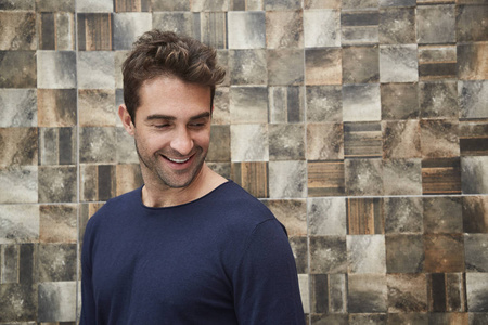 好看的狗狗情头好看的男人低头看着,微笑着照片