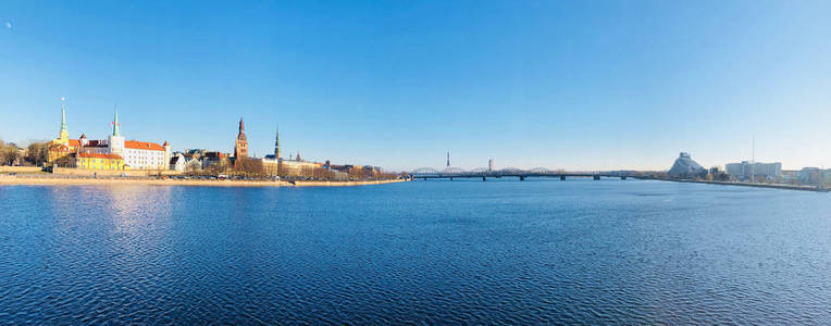 里加市和达加瓦河拉脱维亚全景