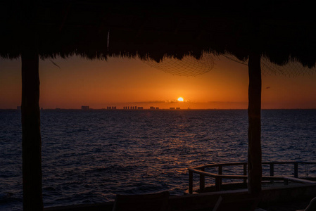 加勒比海上的日落。橙色色调