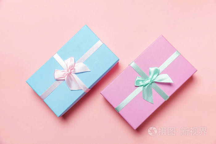 小礼品盒包装粉红色和蓝色的纸隔离在粉红色的粘贴五颜六色的时尚