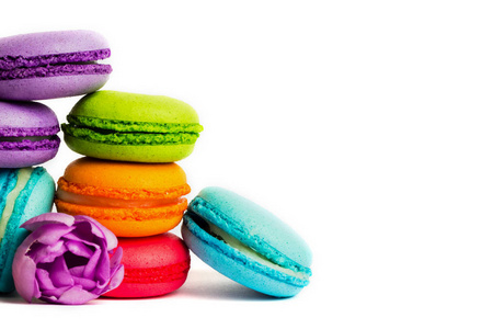 蛋糕通心粉或通心粉分离在白色，彩色杏仁饼干，粉彩，紫罗兰春花。文本的复制空间。