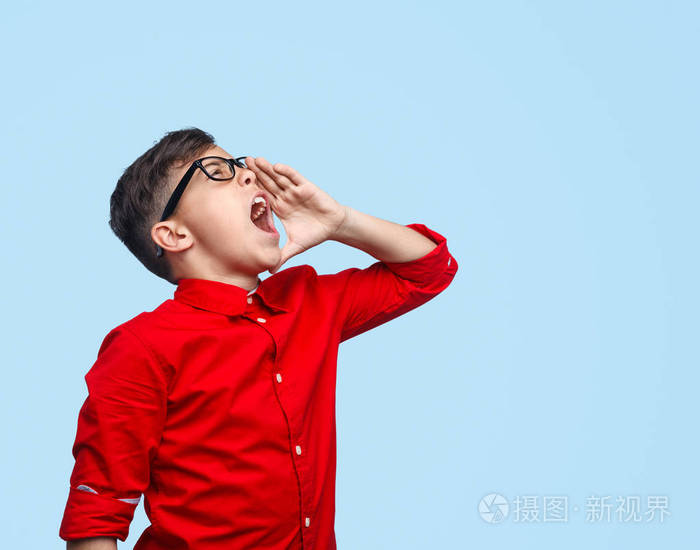 时尚男孩大声尖叫