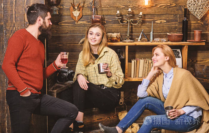 家人喜欢在猎场看守人家聊天朋友家庭度过愉快的晚上内部背景真诚的