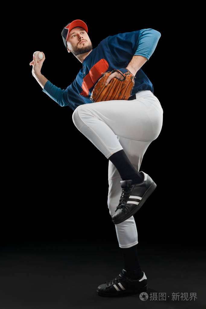 黑背景上的棒球运动员