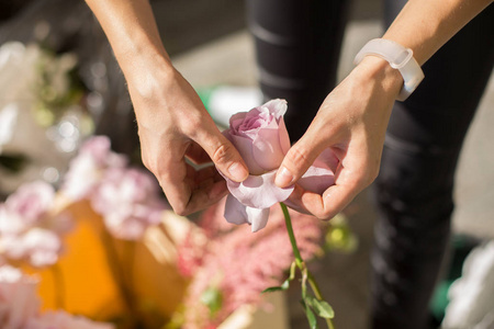 特写花艺女孩准备鲜花装饰活动..婚礼花店安排工作流程..