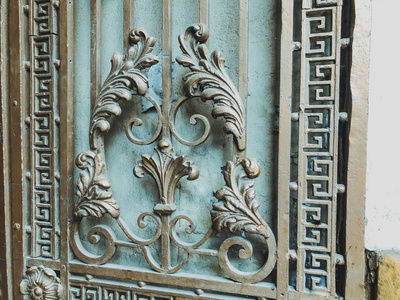 饰品, 铁门的细节。铁锻造的大门装饰和装饰在城市街道。老第比利斯建筑