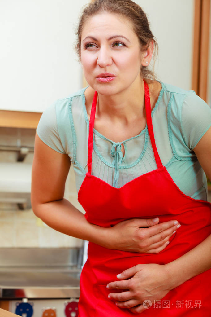 成熟的女人胃疼腹痛厨房里的中年女性
