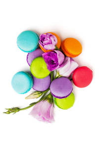 蛋糕通心粉或通心粉分离在白色五颜六色的杏仁饼干上，涂上紫色的春天花。 复制文本空间。 上面的风景。