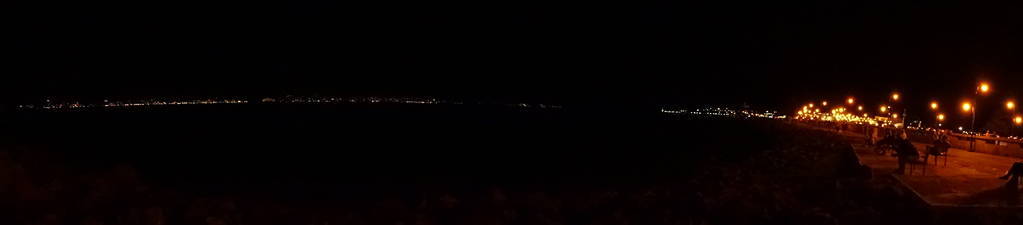 夜晚的城市灯光在海水中反射