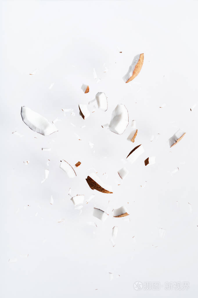 白色背景下的椰子碎片