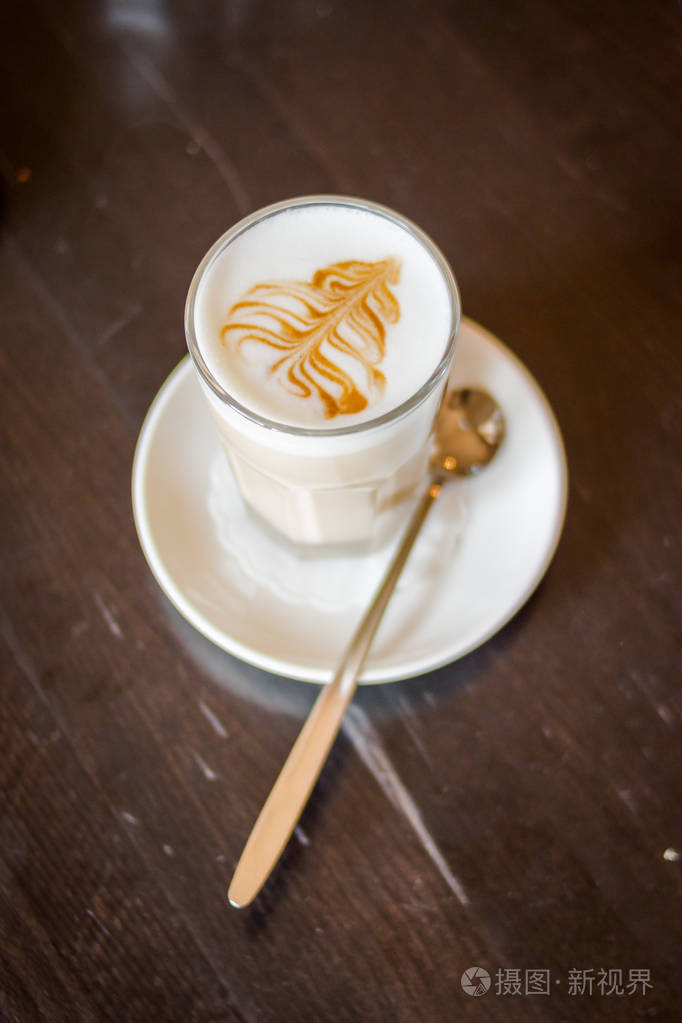 玻璃瓶中的花式拿铁咖啡一杯热咖啡拿铁隔离在dac背景透明的一杯咖啡