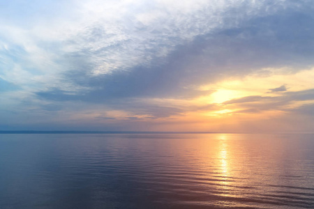 清晨日出在波涛汹涌的河流风中的早春景观