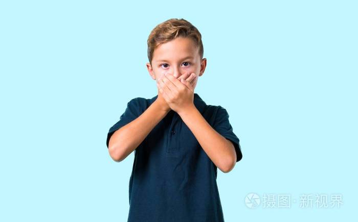 小男孩用双手捂住嘴巴蓝底