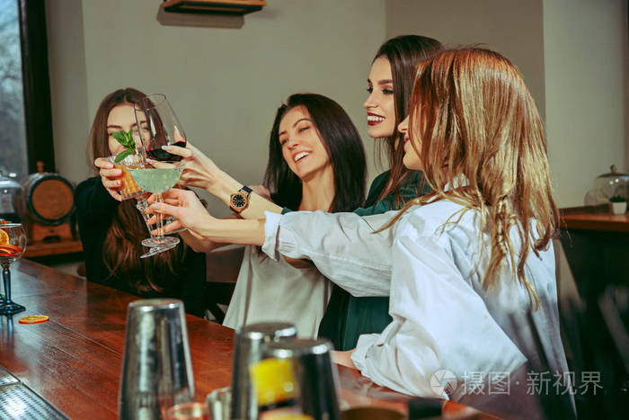 朋友在酒吧喝酒