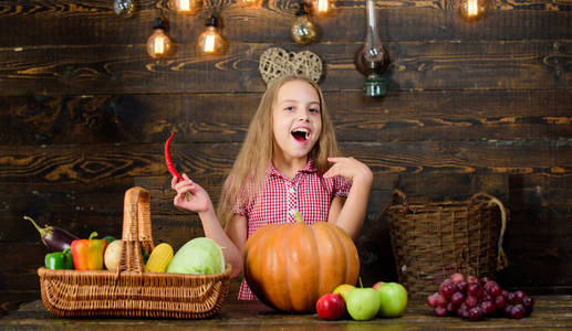 农场主题游戏和儿童活动。女孩孩子在农场市场与秋天收获。小女孩庆祝收获。孩子农夫以收获木背景。家庭农场节日概念