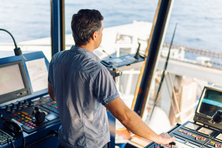 海员航行在桥上的航行观察过程中的海上导航干事照片