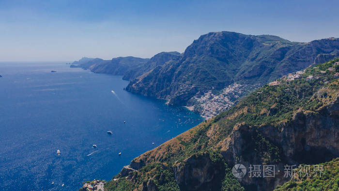 阿马尔菲海岸的山脉和海岸线，从众神之路，意大利波西塔诺附近的徒步旅行小径