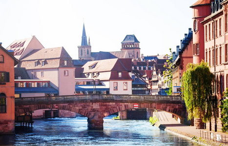 斯特拉斯堡美丽的城市景观，在法国的春天，在欧洲，桥上横渡河