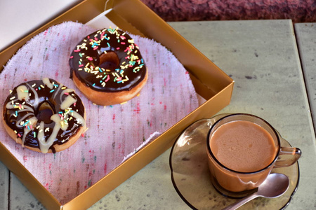 带甜甜圈的盒子和一杯咖啡