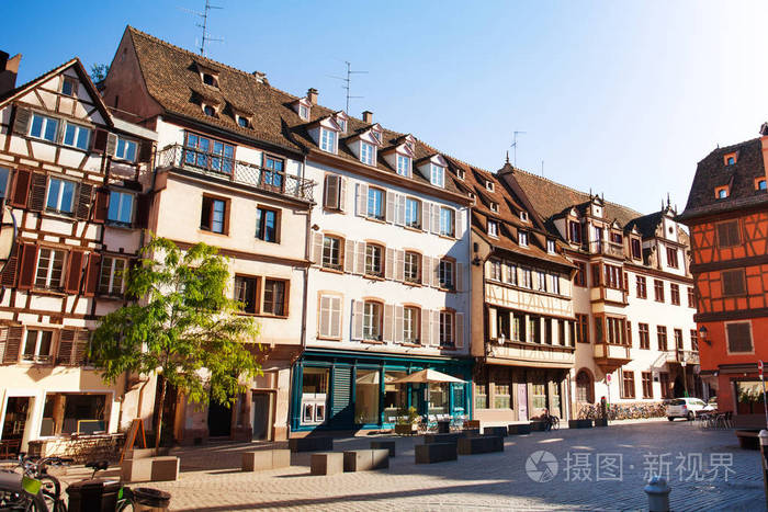 斯特拉斯堡美丽的街道，阳光明媚的日子里有传统的建筑，法国，欧洲