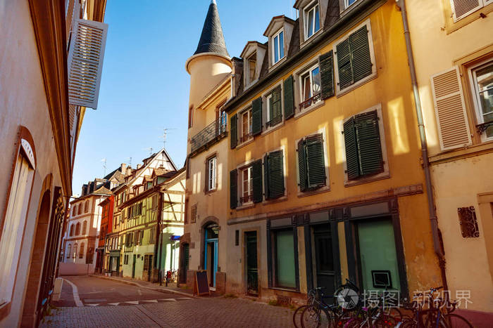 斯特拉斯堡一条可爱的狭窄街道，阳光明媚，有传统的法国住宅