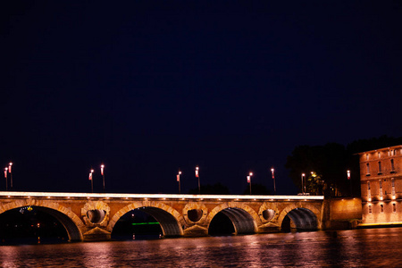法国图卢兹加隆河堤美丽的夜景，有照明的桥