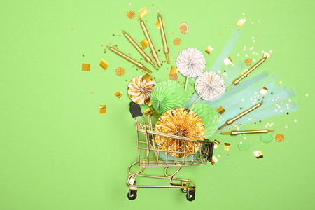 属性的节日礼物和纸屑在篮子为超市在一个简单的背景。 假日购物的概念。 平躺式顶部视图