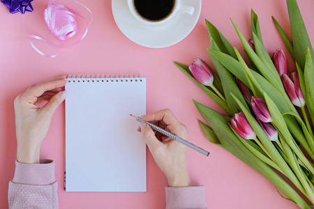 有风格的女性平底锅与粉红色的郁金香花, 笔记本, 一杯咖啡和智能手机