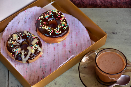 带甜甜圈的盒子和一杯咖啡图片