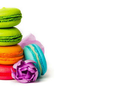 蛋糕通心粉或通心粉分离在白色五颜六色的杏仁饼干上，涂上紫色的春天花。 复制文本空间。