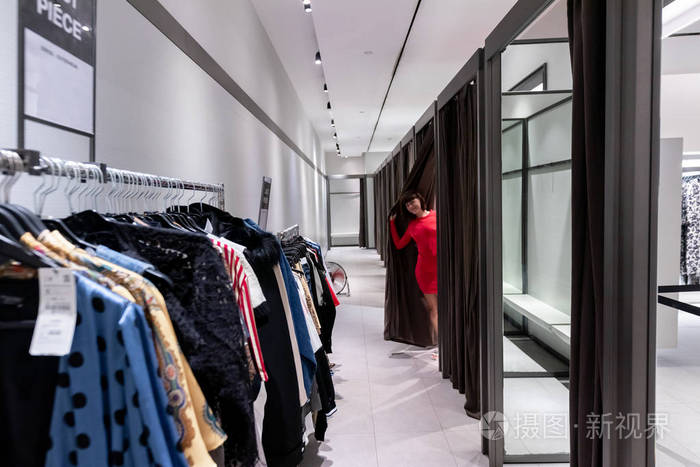 商场试衣间里的女人巴厘岛时尚专卖店