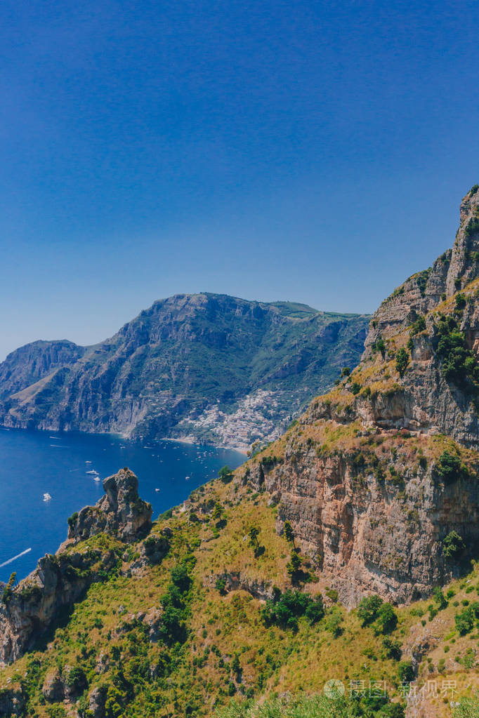 阿马尔菲海岸的山脉和海岸线,从众神之路,意大利波西塔诺附近的徒步