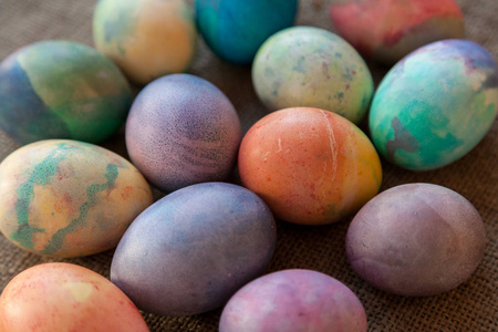 属性复活节假期。 几个鸡蛋原来是用不同的颜色涂在麻袋上的