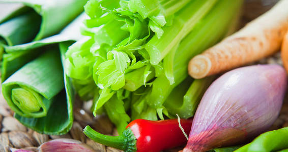 蔬菜汤配料来自农场商店的新鲜蔬菜。
