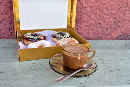 带甜甜圈的盒子和一杯咖啡