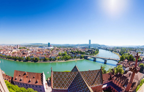从瑞士的明斯特大教堂俯瞰巴塞尔和莱茵河