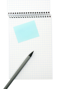 便笺簿和铅笔，孤立在白色