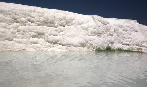 石灰池和梯田照片