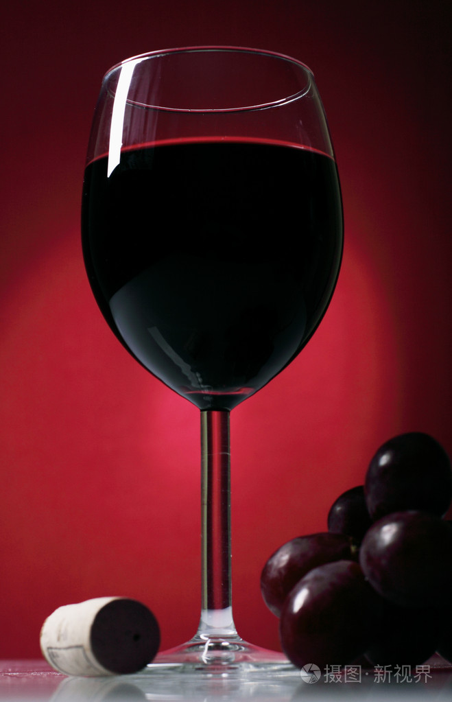 静物与杯红酒