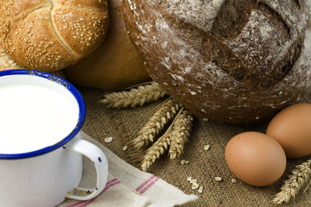 小麦 面包 牛奶和鸡蛋