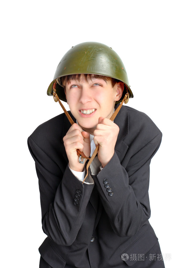 头盔的少年