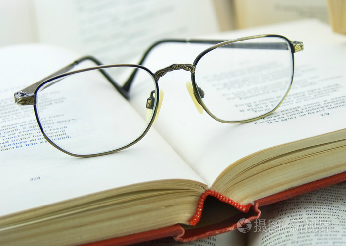 书籍和眼镜上它