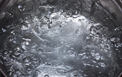 沸腾的水加水图片