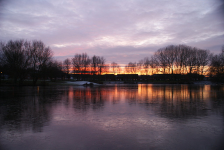 冻结在日落湖