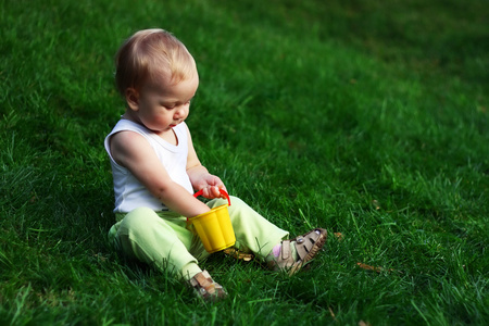 在绿色草地上的小男孩