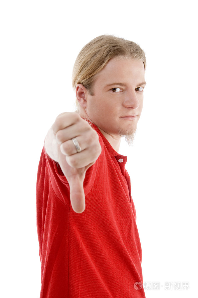 用拇指向下的年轻帅哥